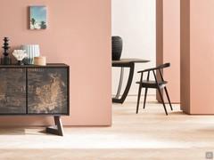 Les lignes de la chaise Esmeralda soulignent l'habileté de l'artisanat et la pureté des lignes. Le protagoniste est toujours le bois avec ses caractéristiques naturelles
