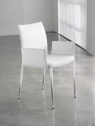 Chaise Anna de Cattelan, recouverte de cuir blanc, dans la version avec dossier bas et accoudoirs