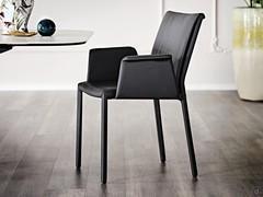 Chaise Italia de Cattelan dans la version avec accoudoirs hauts, recouverte d'un revêtement assorti à l'assise, au dossier et aux pieds.