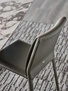 Chaise Italia de Cattelan avec coussin de dossier et dossier lisse et sans couture