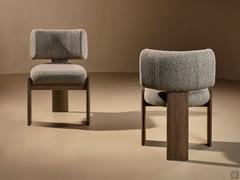 Chaise 3 pieds en bois massif Lilas dans la version sans accoudoirs, recouverte de tissu, velours ou cuir