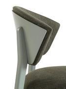 La photo de détail montre la forme enveloppante du dossier rembourré et la finition laquée mate du bois de hêtre de la structure.