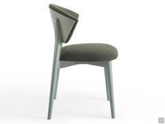 La chaise Atena, avec sa large gamme de couleurs et de combinaisons disponibles, se révèle raffinée, confortable et polyvalente dans le salon, la cuisine ou la salle de séjour.