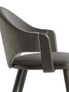 Matériau croisé entre le cadre en bois, les pieds et les accoudoirs, avec l'assise et le dossier rembourrés.