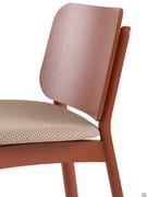 Les combinaisons offrent une excellente polyvalence entre les couleurs, également laquées RAL, de la structure et le tissu, le velours, le similicuir et le cuir de l'assise et du dossier.