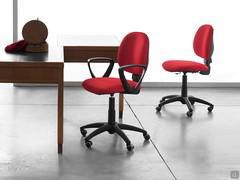 Les chaises de bureau Lybra sont proposées avec ou sans accoudoirs.