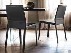 Chaise Margot avec surpiqûres contrastées par Cattelan