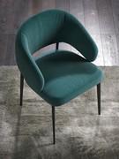 La particularité de Shelter est clairement visible : le dossier et les accoudoirs se fondent en un seul élément incurvé qui évoque le confort et l'intimité.