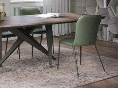 Coutures bien visibles, qui confèrent à la chaise une touche artisanale.