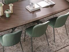 Chaises d'appoint en cuir vert sauge pour compléter un salon avec table en bois