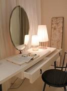 Coiffeuse City avec miroir, plan d'appui et tiroir assorti à la chaise Aurora et aux lampes Sofia