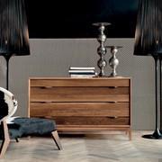 Commode Naiko avec tiroirs en bois massif et base avec pieds hauts en teinte