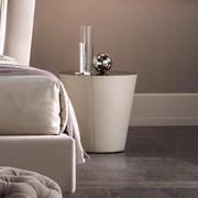 Conico Table de chevet moderne en cuir de Cantori avec plateau miroir en bronze fumé