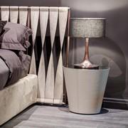 Conico Table de chevet moderne en cuir par Cantori
