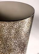 Conico Table de chevet moderne de Cantori, détail de la finition argentée décorée
