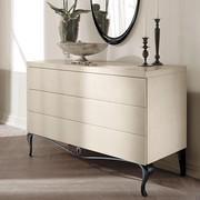 Commode Ghirigori de Cantori avec cadre et façades laqués nacre antique M2 (finition non disponible) et pieds laqués noir brillant LN