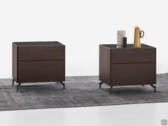Table de chevet avec pied en métal Marquis dans sa version avec plateau en céramique Sahara Noir