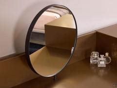 Miroir pivotant avec bord en métal peint en teinte avec la structure