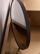 Miroir pivotant avec cadre en métal peint en teinte avec la structure