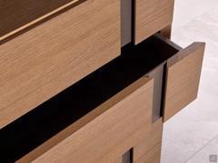 Détail de la rainure verticale laquée contrastée, une particularité du groupe de lits Montana dans toutes ses variantes (table de chevet, commode ou table semainier).