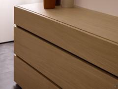 Commode à trois tiroirs également disponible avec une façade de tiroir supérieure laquée mate contrastée