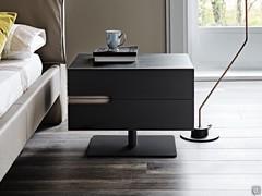 Table de chevet avec clouage en simili-cuir et pied haut