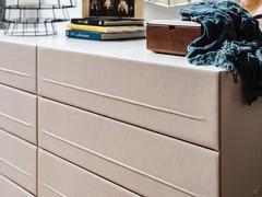 Détail des façades revêtues de cuir ou de similicuir avec surpiqûres décoratives assorties