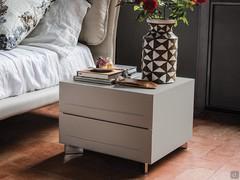 Table de chevet Dyno de Cattelan avec façades recouvertes de cuir et pieds en acier inoxydable, présentée ici dans un format de 52 cm de large avec deux tiroirs.
