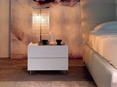Table de chevet Dyno de Cattelan avec revêtement en cuir blanc et pieds en acier inoxydable