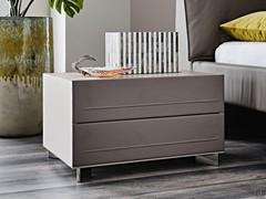 Table de chevet Dyno de Cattelan avec façades en cuir et surpiqûres décoratives assorties, modèle largeur 65 cm avec deux tiroirs