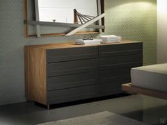 Commode à huit tiroirs Dyno de Cattelan avec façades revêtues de cuir gris foncé et cadre en bois plaqué noyer Canaletto