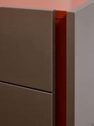 Détail de la gorge de la table de chevet Cleveland, laquée mat pour contraster avec les façades et la structure tout en restant assortie au plateau.