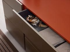 Détail du tiroir de la commode Cleveland, dans la version à 6 tiroirs. De nombreuses variantes sont disponibles, y compris des semainiers hauts et étroits.