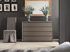 Commode Manaus à 4 tiroirs, dans la version avec façades laquées mates à pores ouverts lisses. Toutes les couleurs des gammes RAL et NCS sont disponibles pour le laquage.