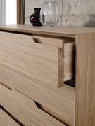 Détail des rainures en bois massif sur les façades de la commode Manaus. Dans ce cas, la rainure  (gorge) est assortie aux façades et à la structure, en Chêne d'Alaska, mais peut être réalisée en Noyer contrasté.