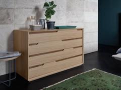 Commode en bois avec rainure Manaus, finition chêne Alaska. Existe également en version table de chevet à deux tiroirs ou en version commode haute(chiffonier) à six tiroirs.