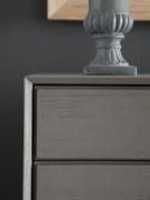 Détail du cadre et des façades (version lisse) du groupe de lits Manaus. Le cadre, assorti aux tiroirs, est assemblé avec une coupe à 45 degrés autour des tiroirs.