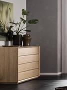 Commode Manaus en chêne d'Alaska, avec façades unies et cadre assorti aux quatre tiroirs