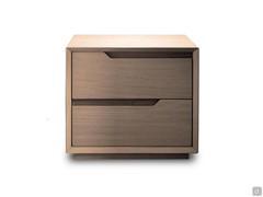 Table de chevet Manaus à deux tiroirs avec gorge en noyer, également disponible en chêne, assortie aux devants et au cadre.