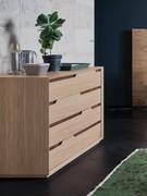 Commode Manaus à quatre tiroirs, avec gorges contrastées en noyer disposées irrégulièrement sur les tiroirs