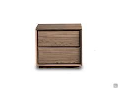 Table de nuit Manaus à deux tiroirs en bois de chêne, dans la version avec façades lisses et ouverture par fraisage supérieur