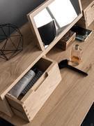 Détail du plateau de la coiffeuse Sierra, avec tiroirs entièrement en bois massif et miroir extractible