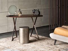 Coiffeuse en bois avec miroir rond Tahiti Trousse de Cattelan, associée au tabouret Pancho. Plateau en chêne foncé (sur la photo) ou en noyer canaletto, structure en métal gaufré.