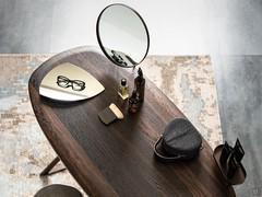 Détail du plateau en chêne brûlé, avec les deux accessoires standard appliqués : miroir rond avec cadre en métal peint et plateau de rangement (à droite) assorti à la structure.