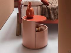 Vue latérale de la table de chevet ronde Chariot avec compartiment ouvert, présentée en version laquée mate bicolore, mousse moka avec plateau en amphore.