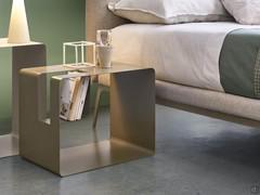 L'encoche pratique permettant de placer confortablement des livres ou des magazines est clairement visible.