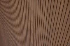 Détail de l'usinage 10:2 des panneaux. Vous pouvez voir les rainures réalisées avec beaucoup de soin et de précision.