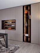 Bibliothèque en patchwork pour les meubles hauts Lounge, ici combinée avec des colonnes d'armoire et un compartiment avec étagères