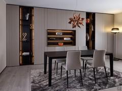 Compartiment avec étagères Lounge inséré dans une unité murale de la collection du même nom, créée en combinant les éléments laqués mat AL23 Hemp avec les éléments en bois plaqué E26 Carbon oak.