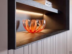 Détail du compartiment de l'étagère en bois de carbone, équipé de lampes LED horizontales